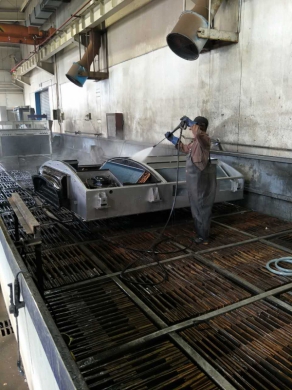 动客车空调清洗中